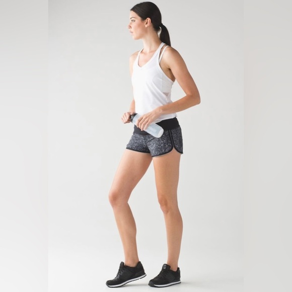 Lululemon Race Pace Short Mini Splatter White & Black size 2 athletic shorts - Picture 9 of 9